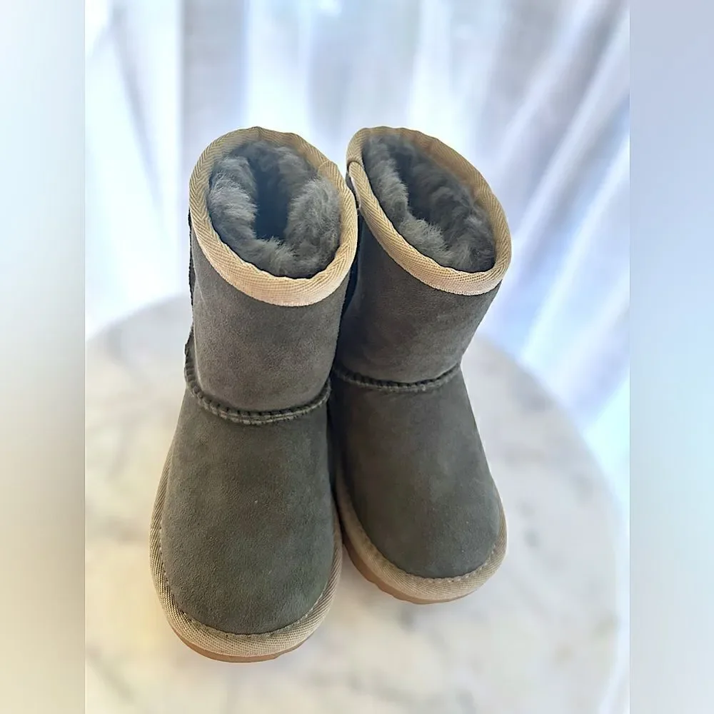 UGG Toddler Kids Classic Short II Boots Size 7